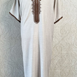 Al-Othaiman Embroidered zip Shorts Sleeve Thobe - Amiiraa